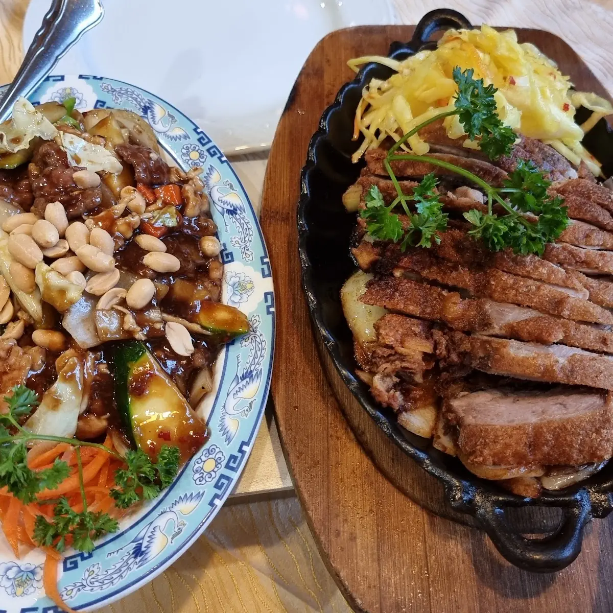 Knusprige Ente Mit Zwiebel Auf Heißer Platte Mit Knoblauchsauce