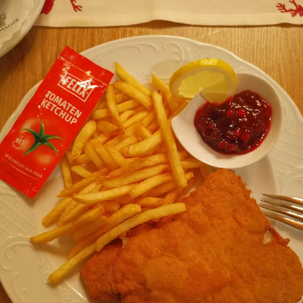 Gebackenes Schweineschnitzel Mit Pommes Frites