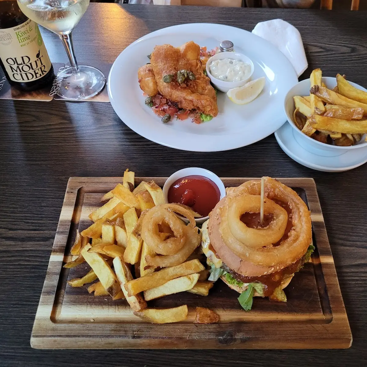 Burger Mit Haus Pommes Und Zwiebelringe