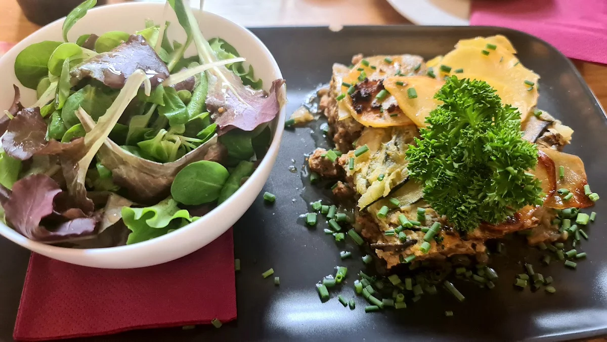 Griechische Moussaka Mit Salat