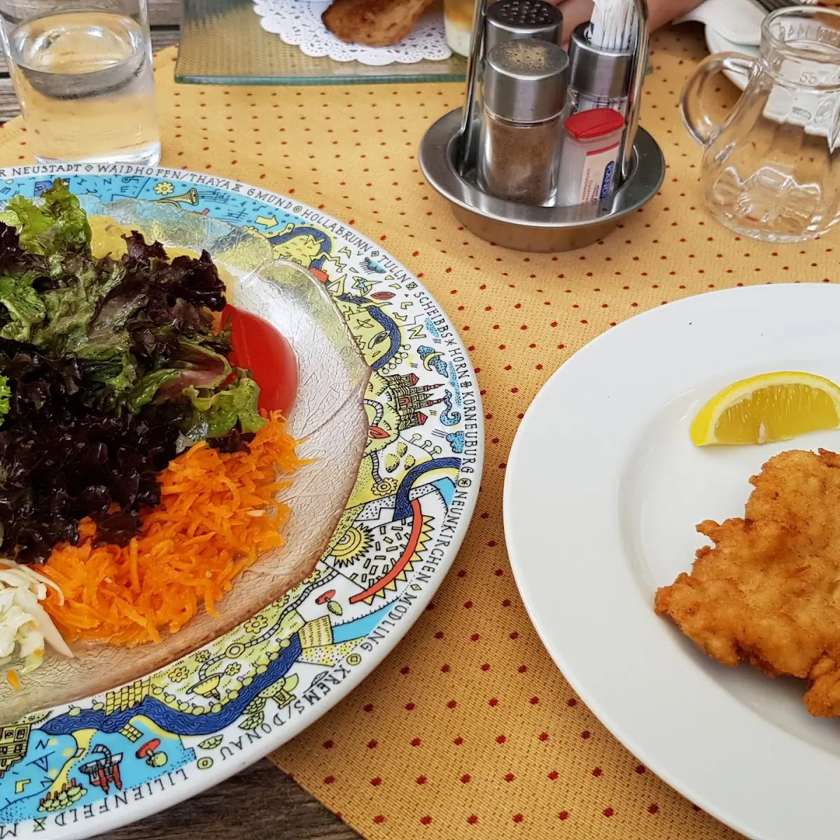 Kleines Schnitzel Mit Grossem Salat