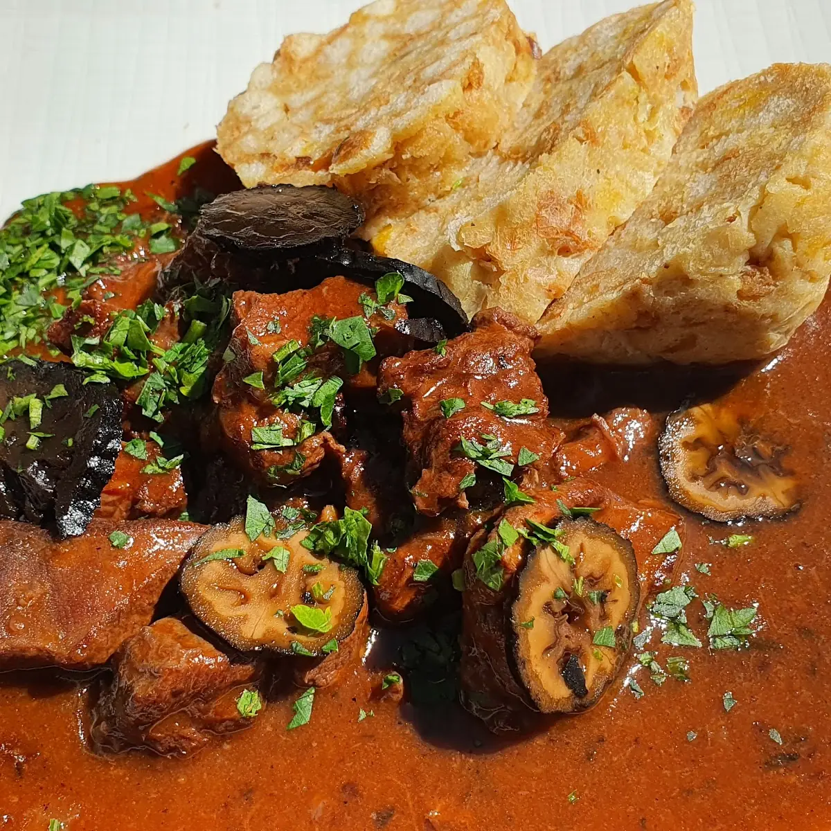 Wildragout Mit Pilzen Und Semmelknödel