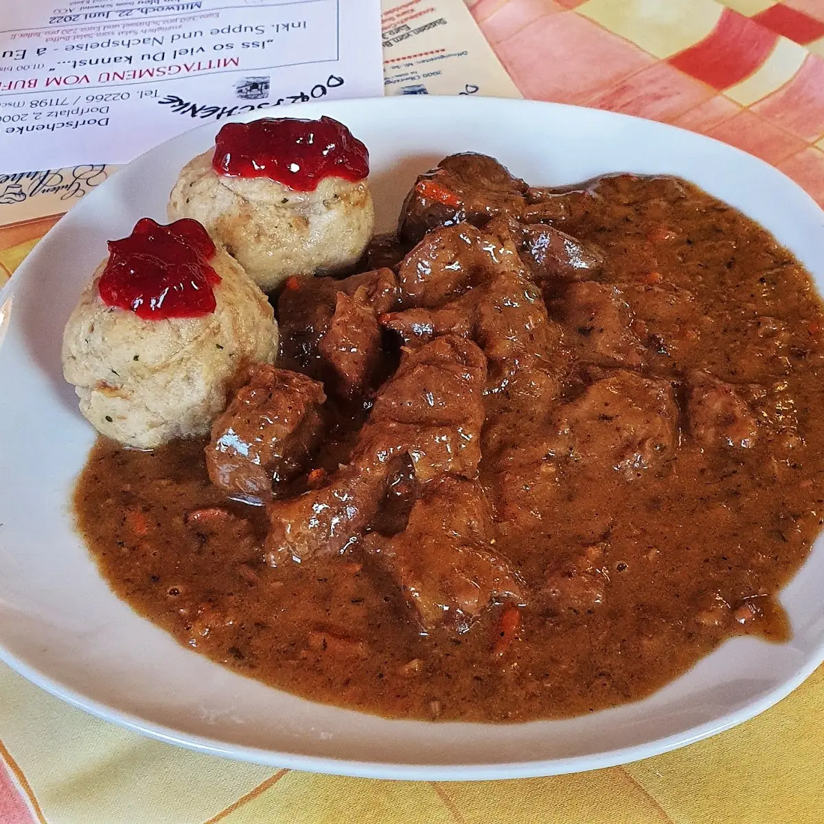 Hirsch-ragout Mit Preiselbeeren Und Semmelknödel
