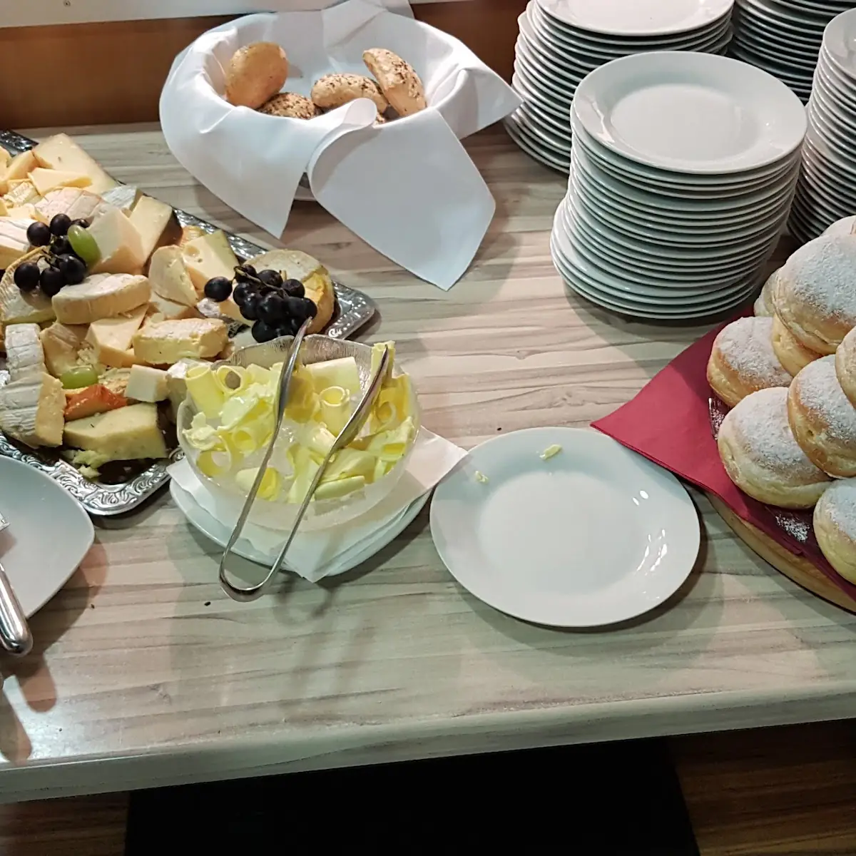 Links Käseplatte Rechts Krapfen