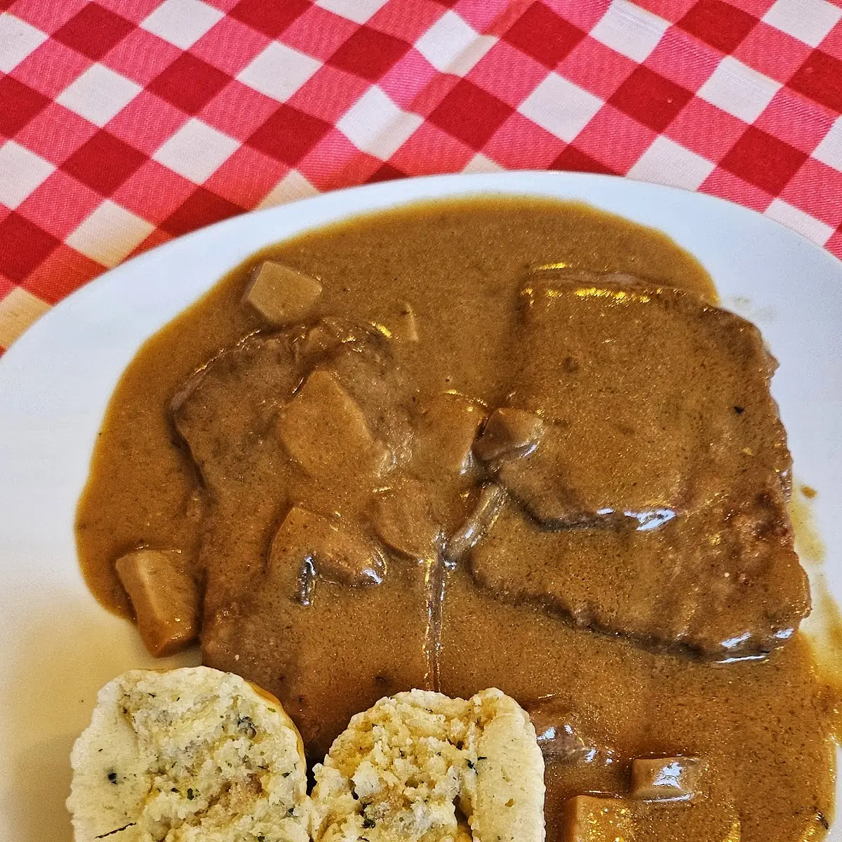Rahm-rindsbraten Mit Semmelknödel Und Buttergemüse
