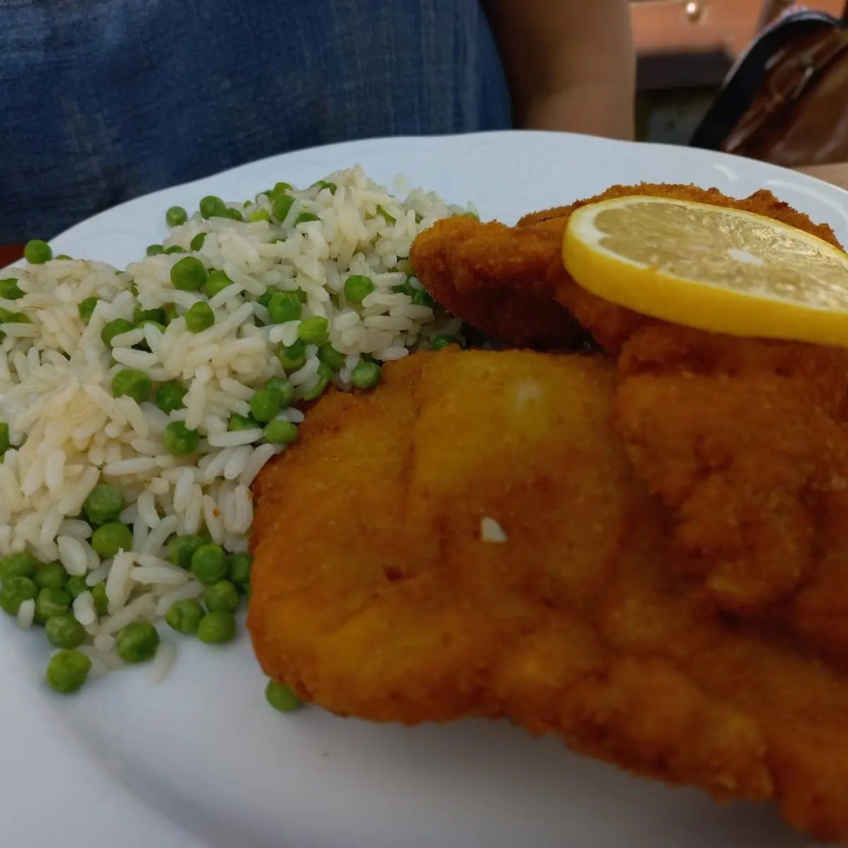 Das Gebackene Schweinsschnitzel Mit Petersilienkartoffeln Und Preiselbeeren