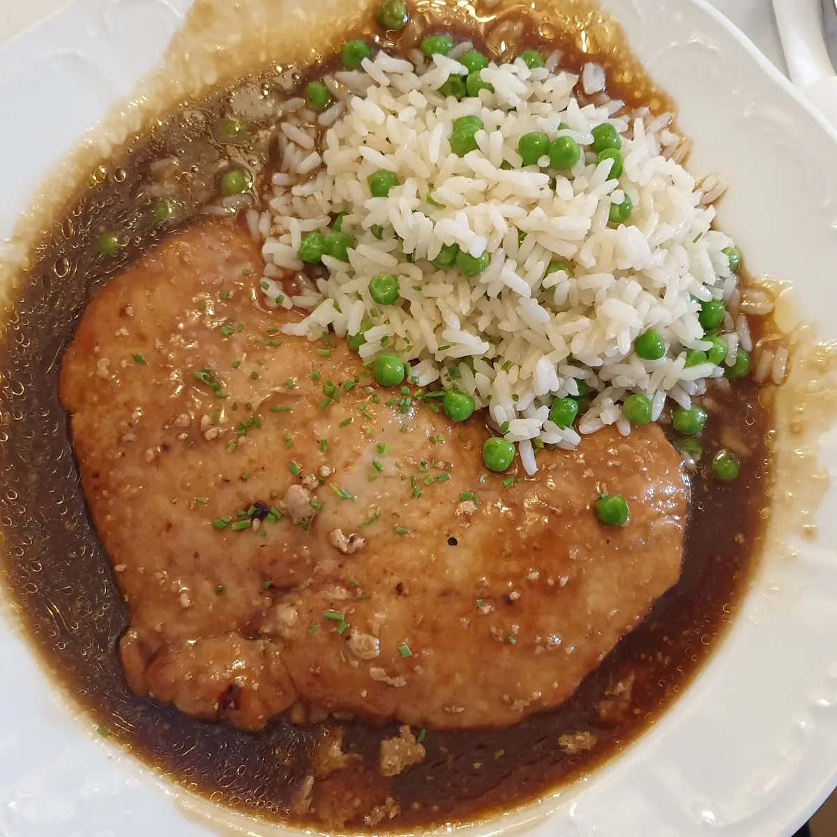 Das Naturschnitzel Vom Schwein Mit Knoblauchsafterl Un Erbsenreis