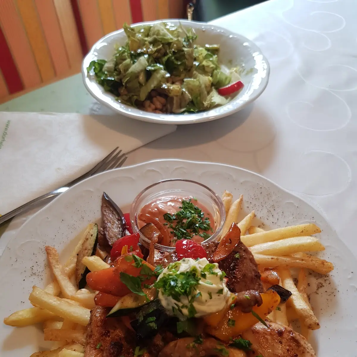 Der Grillteller Vom Schwein Huhn Und Rind Mit Pommes Frites Grillgemüse Und Dipsauce