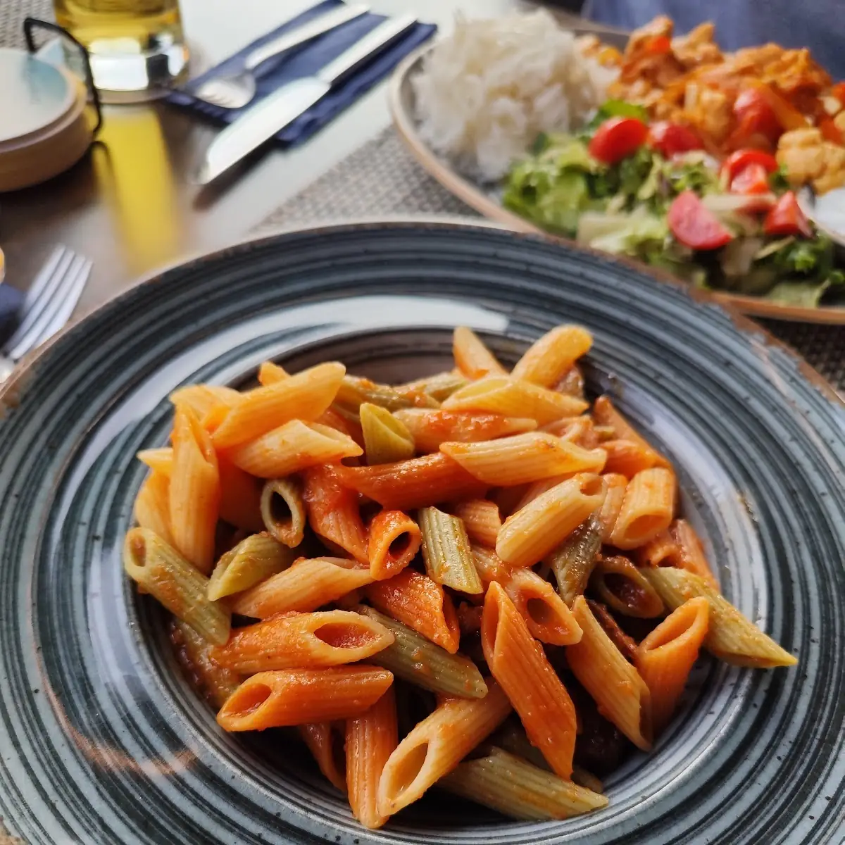 Penne Mit Tomatensauce Und Rindfleisch Streifen