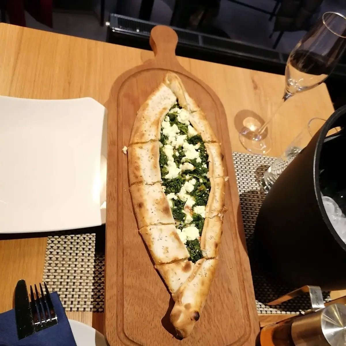Pide Mit Spinat Und Schafkäse