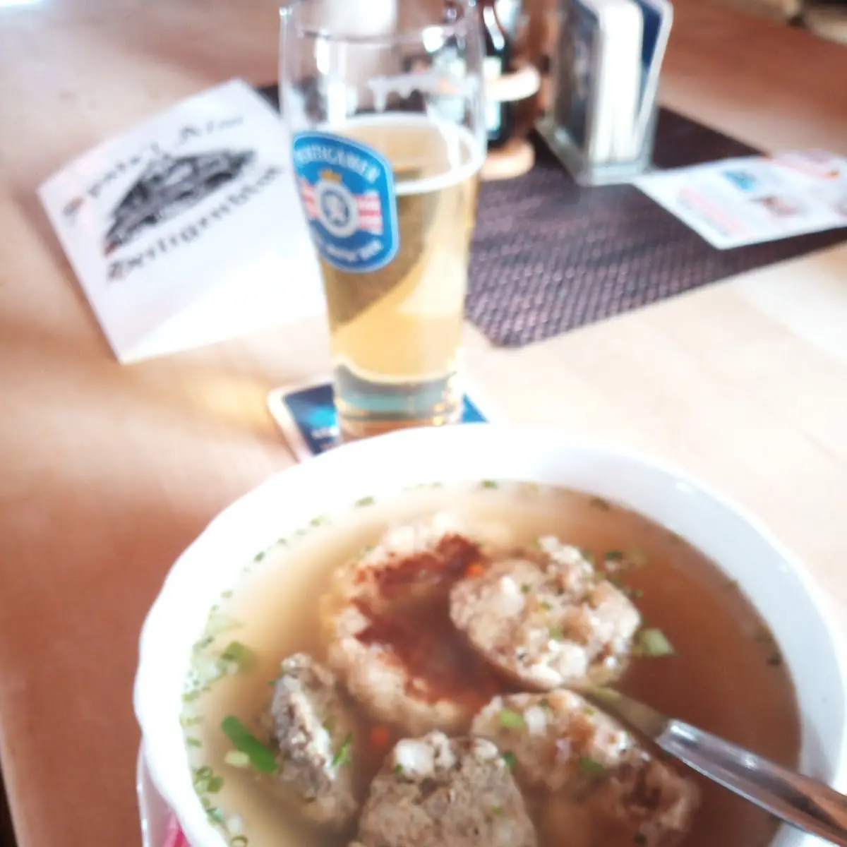 Drei Knödel Suppe