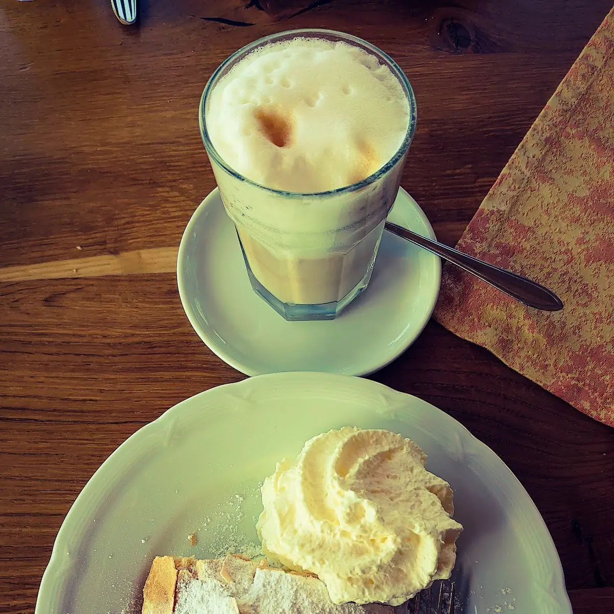 Topfenstrudel Mit Latte Macchiato