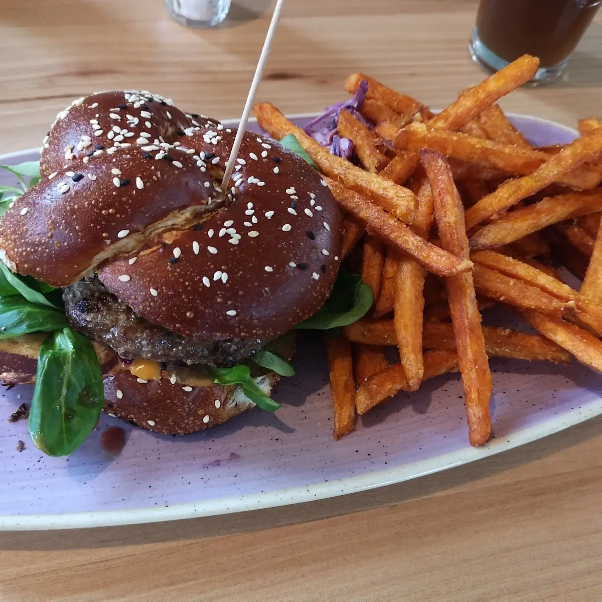 Burger Mit Süßkartoffel Fries