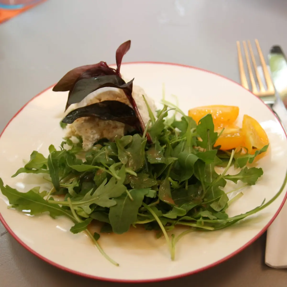 Forellenmouce Auf Rucola Salat
