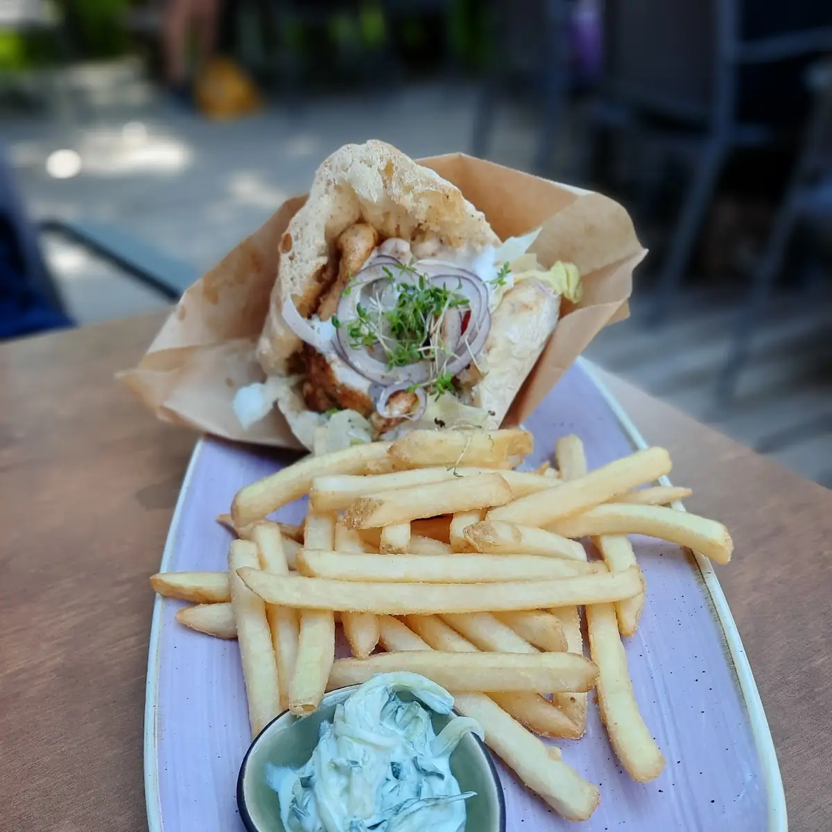 Gyros Teller Mit Tzatziki Und Salat