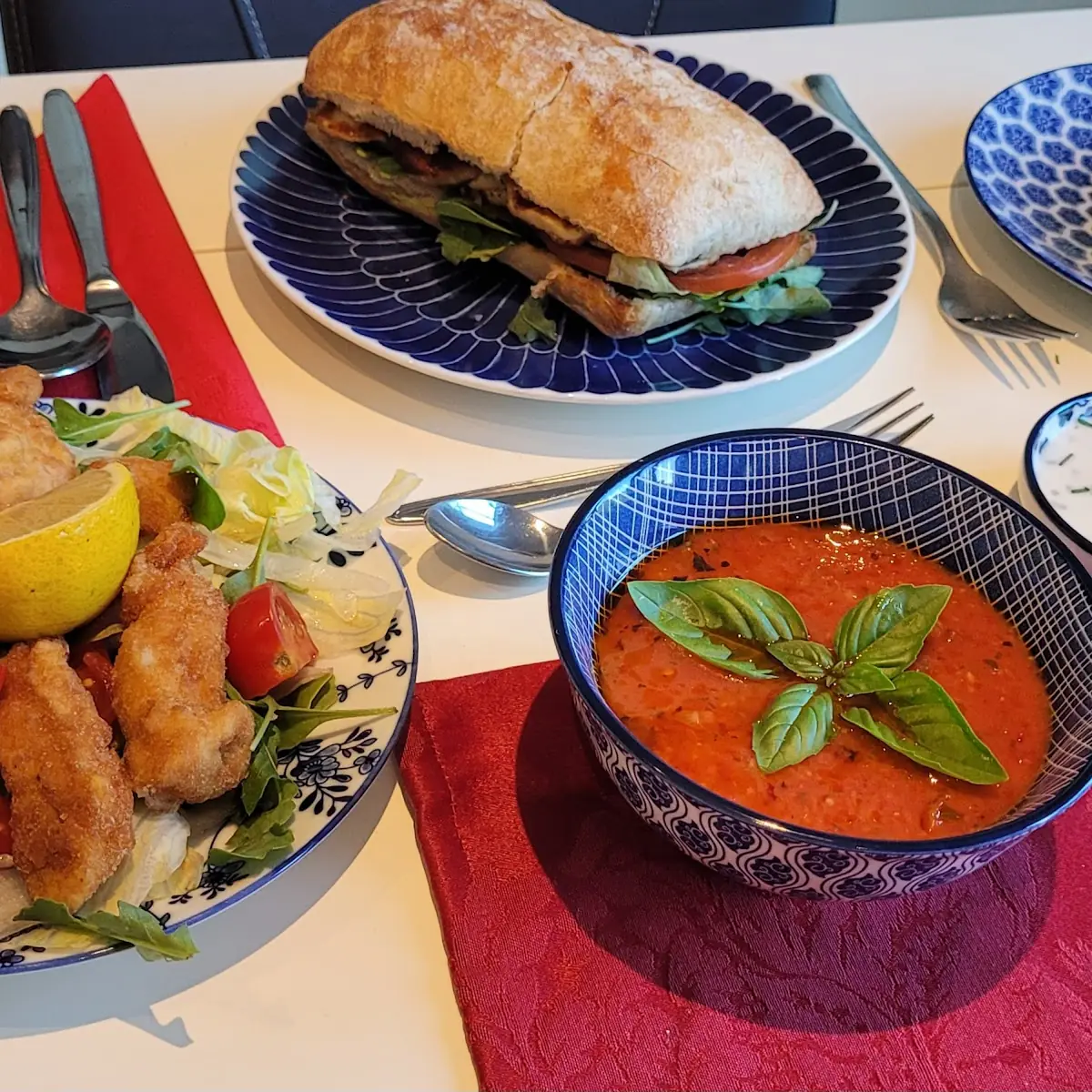 Halloumi Burger Tomatensuppe Tiramisu Salat Mit Gebackenen Hühnerstreifen
