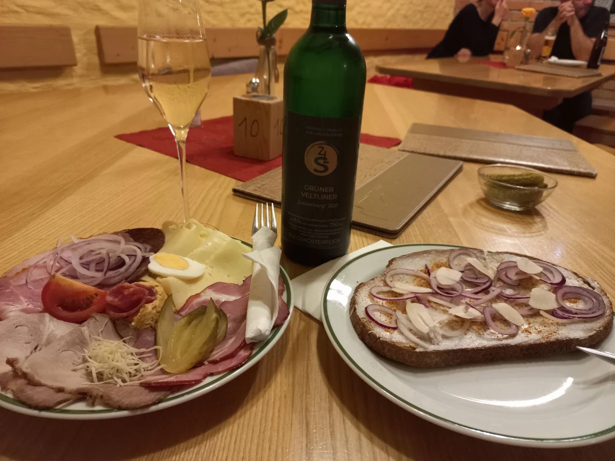 Schmalzbrot Mit Zwiebeln Und Ein Guatn Aufschnittteller Mit 2 Brot