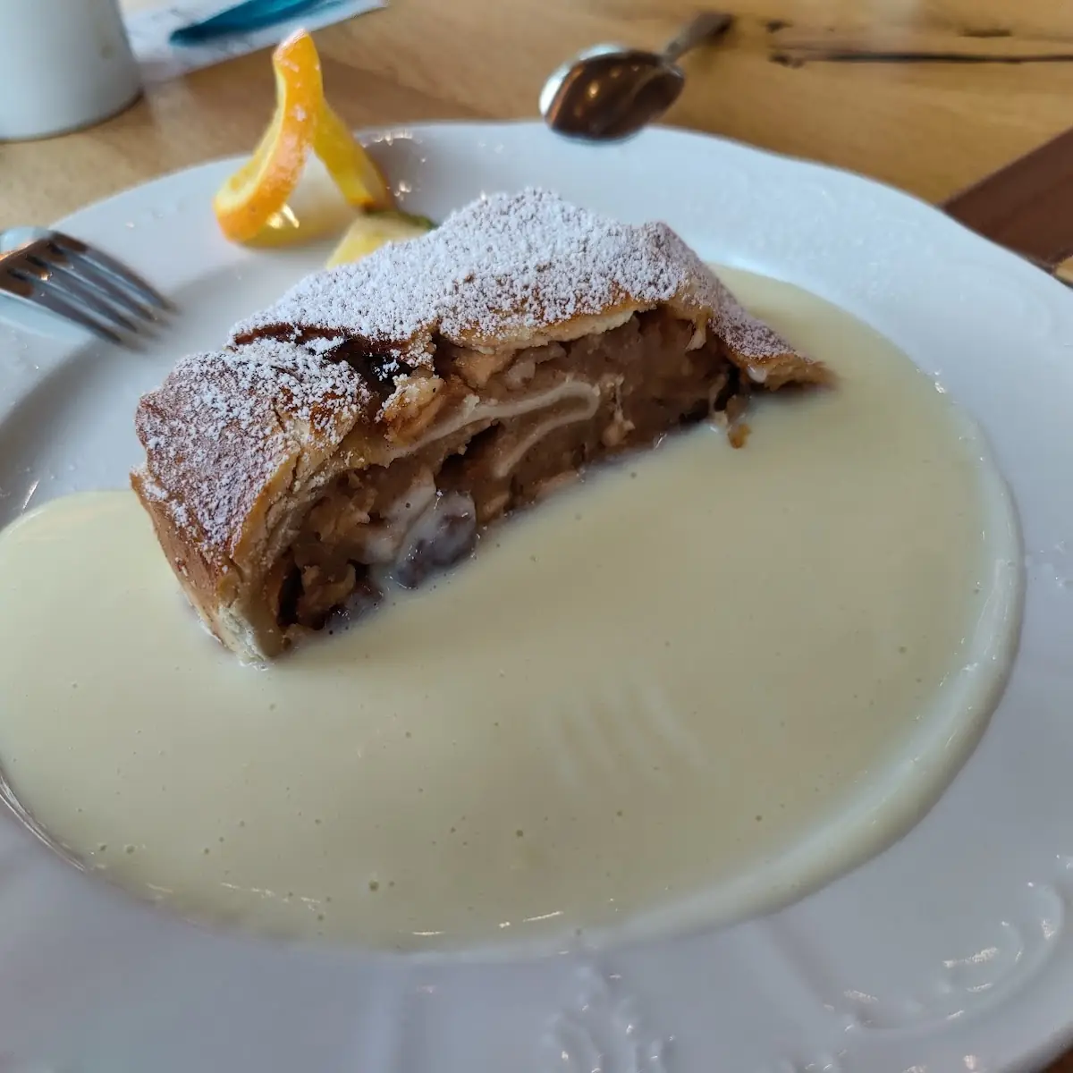 Topfenstrudel Mit Eis Und Zahne