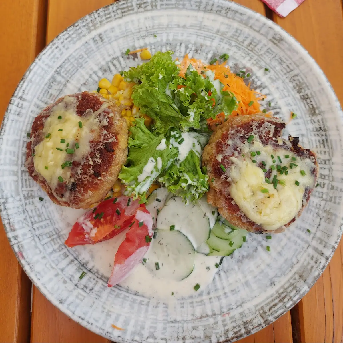 Kaspressknödel Mit Salat Caprese