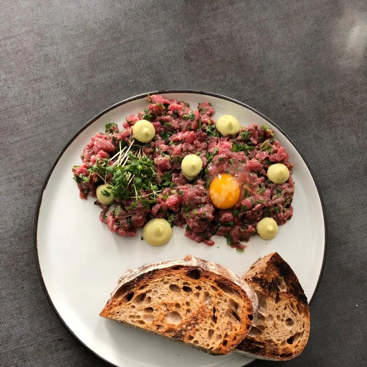 Beef Tatar Mit Jalapeñomajo Dottercreme Kresse & Haustoast