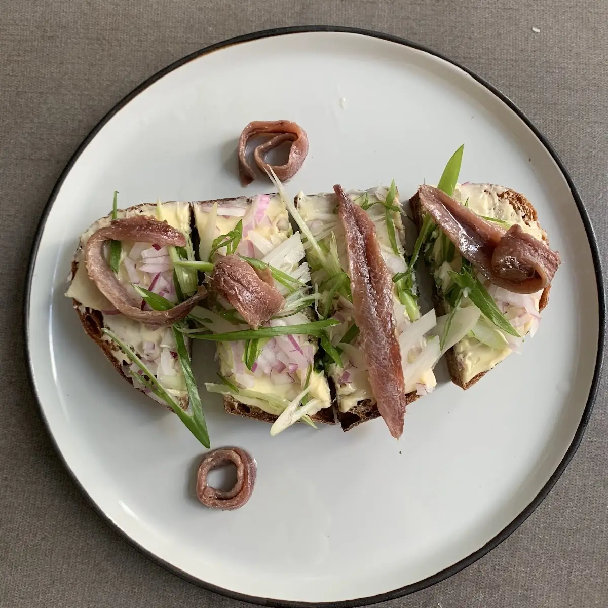 Butterbrot Mit Sardellen & Jungzwiebel