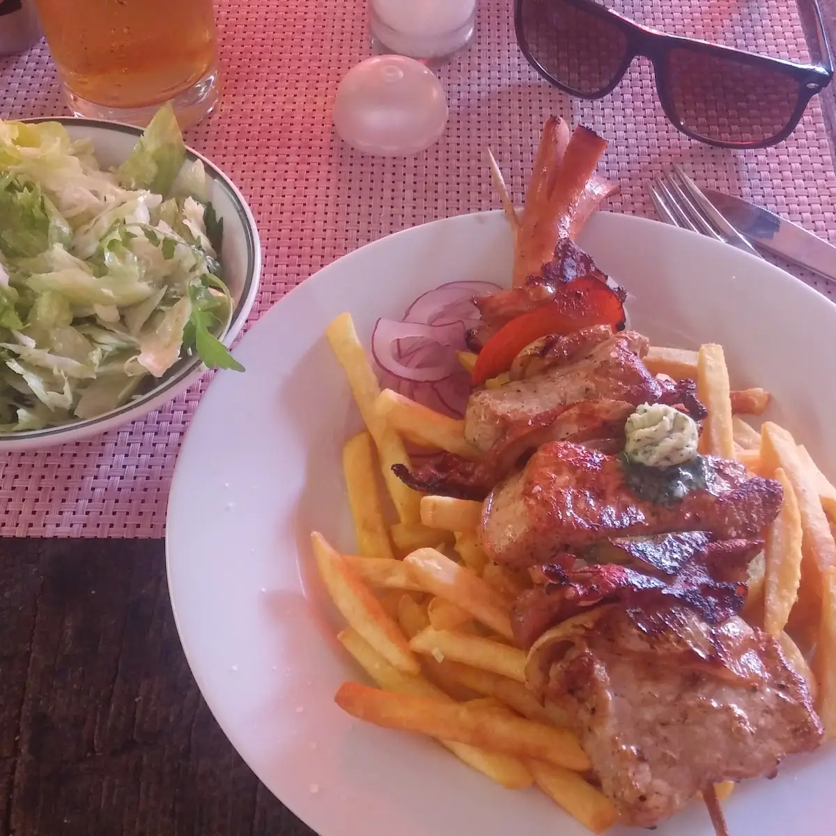 Gegrillter Hausspieß Mit Kräuterbuttwr Und Pommes