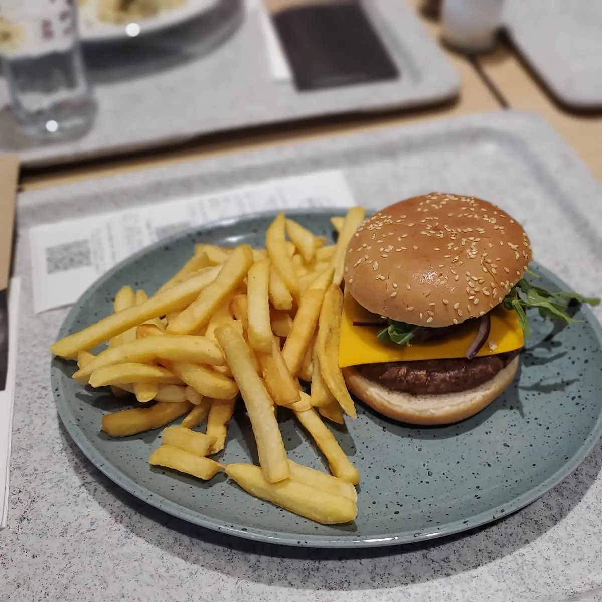 Plant Based Bürger Mit Pommes