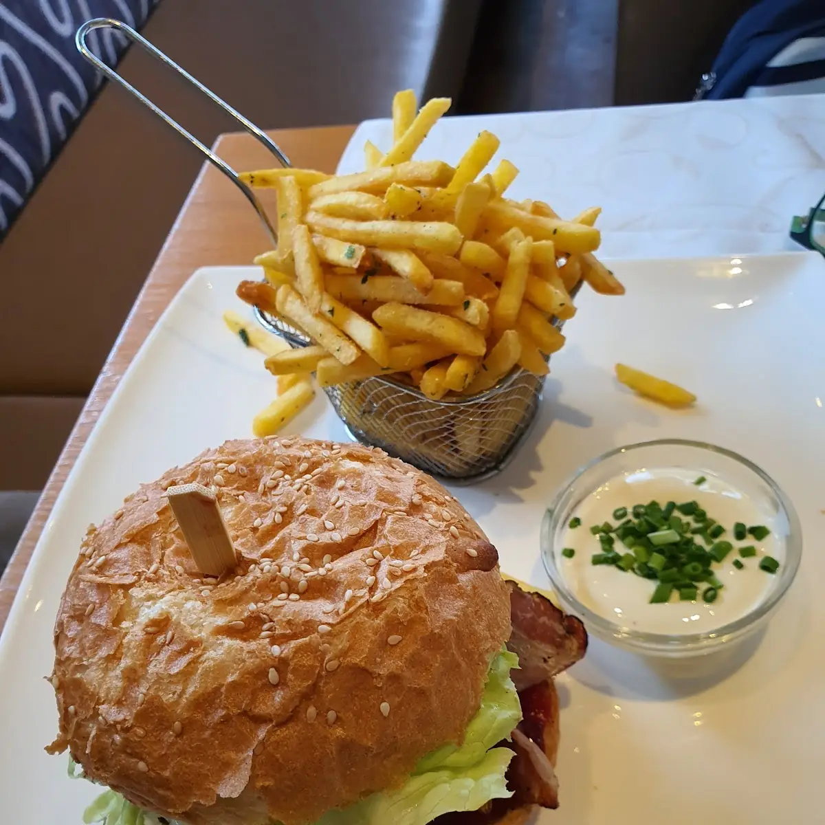 Wilderer Burger Mit Knoblauch Pommes