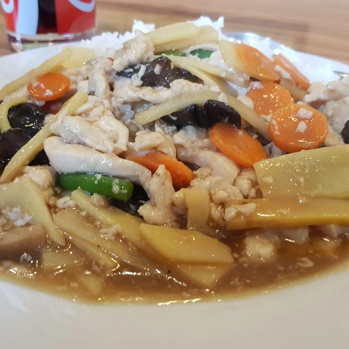 Hühnerfleisch Mit Bambussprossen Und Morcheln