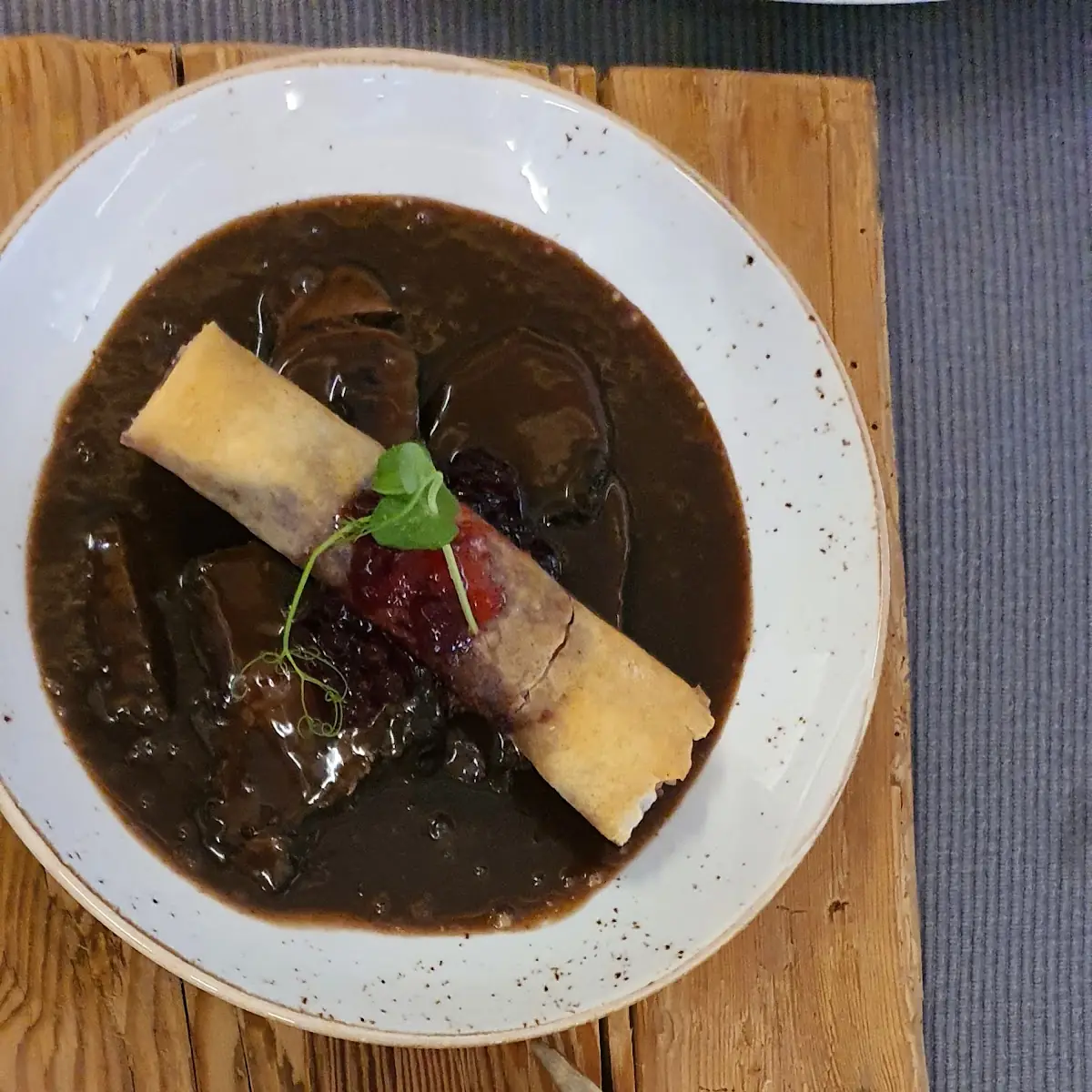 Hirsch Mit Blaukraut Und Spätzle