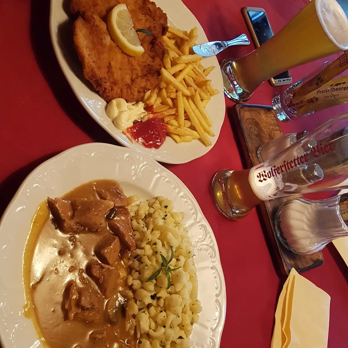 Wiener Schnitzel Mit Pommes Und Rahmgeschnetzeltes Mit Spätzle