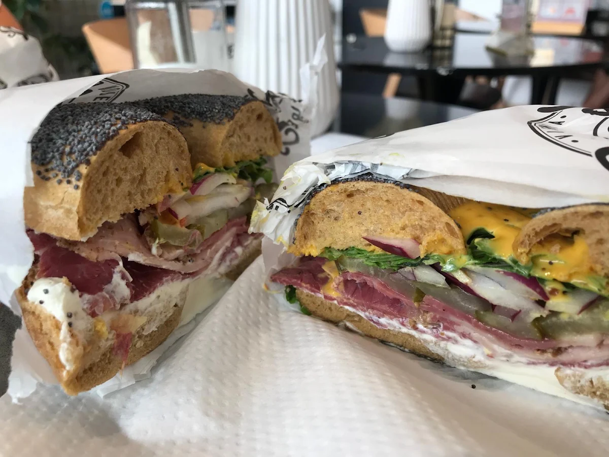 Rindfleisch-pastrami & Cheddar-bagel