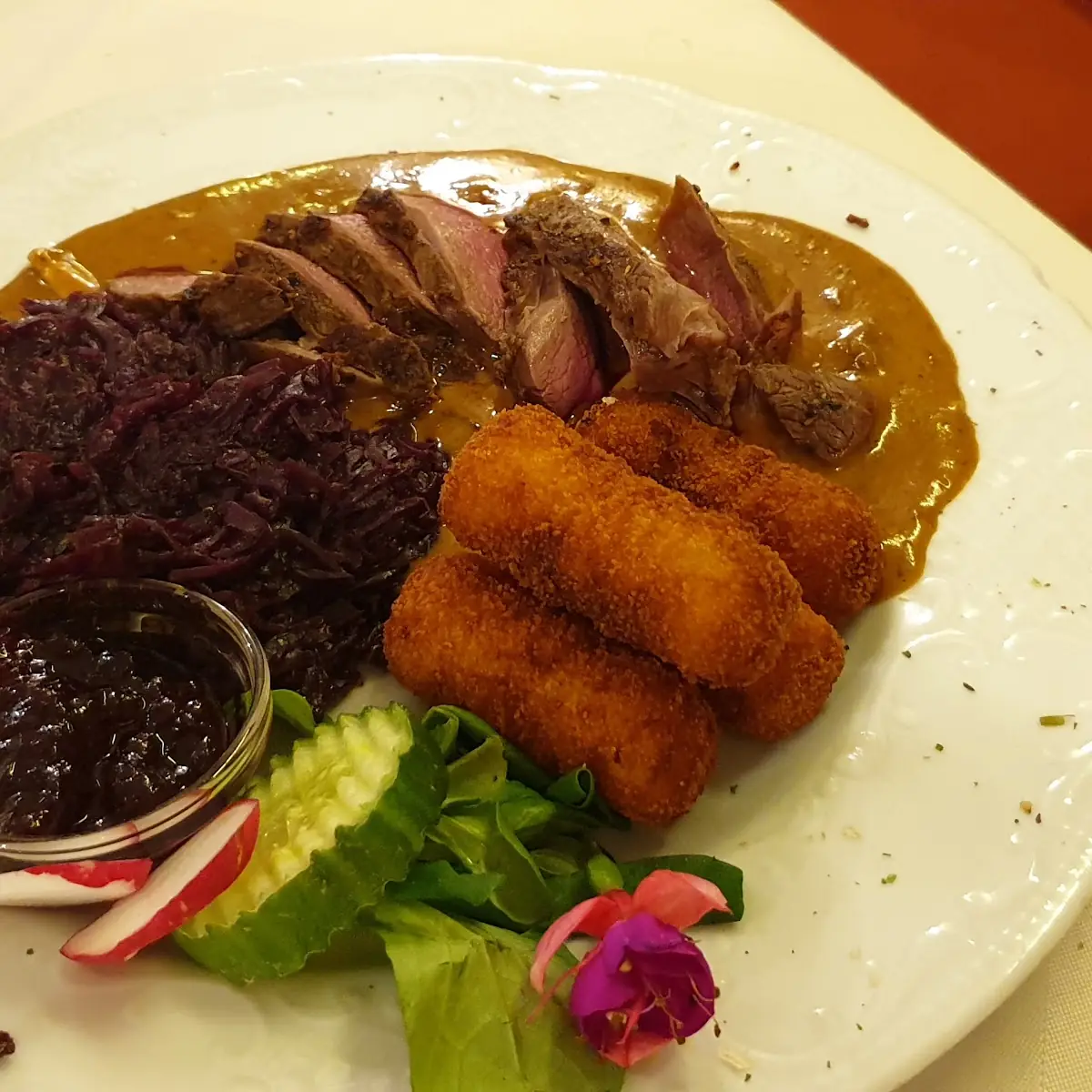 Zartes Reh Rotkraut Und Kroketten