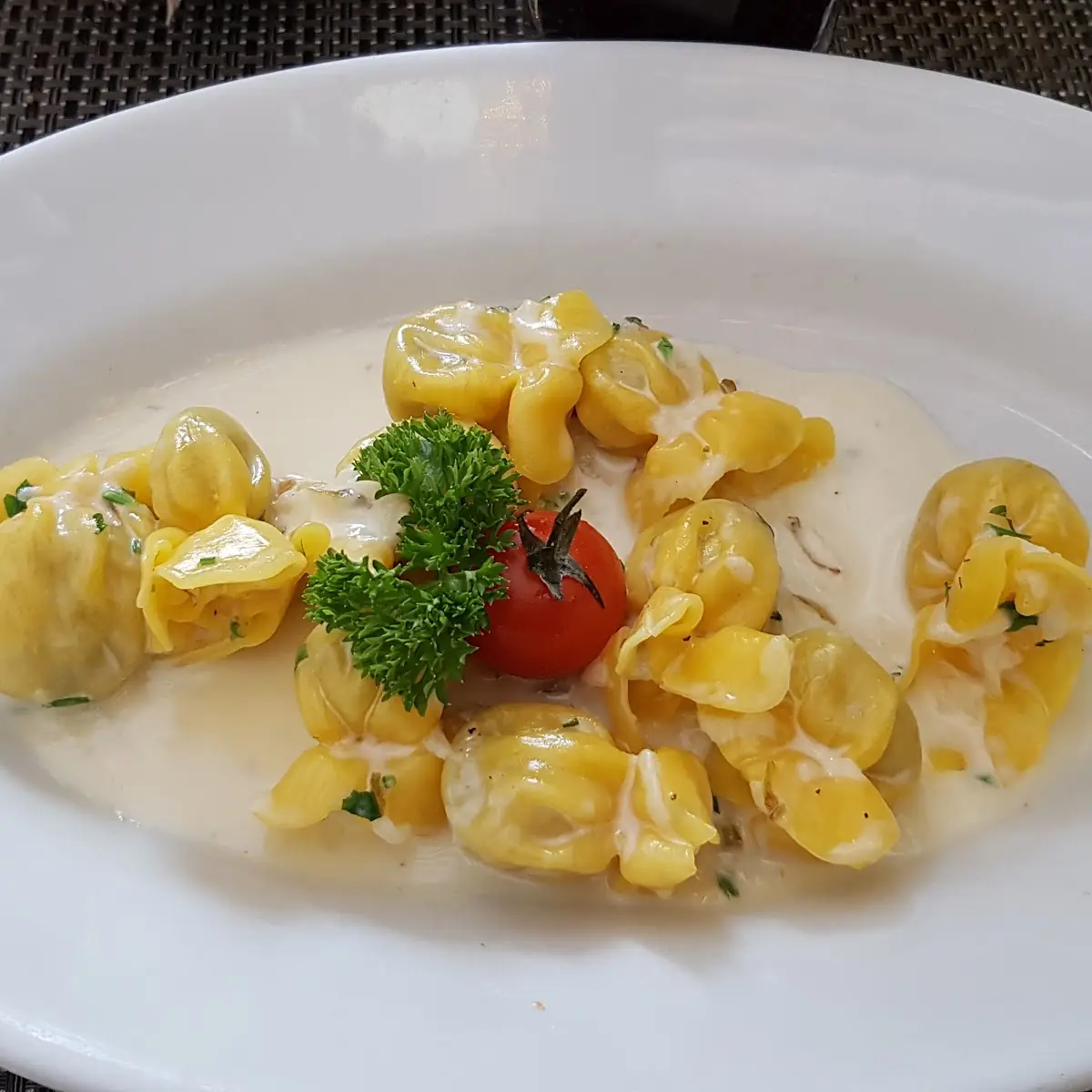 Mit Frischkäse Gefüllte Teigtaschen Mit Birnen-kräutersoße