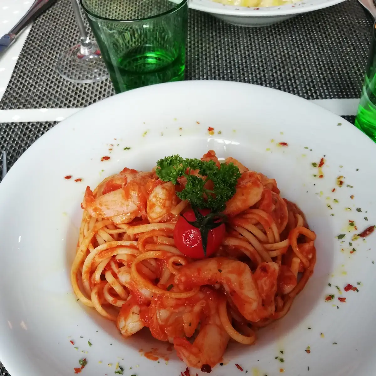 Nudel Mit Tomatensauce Und Garnelen