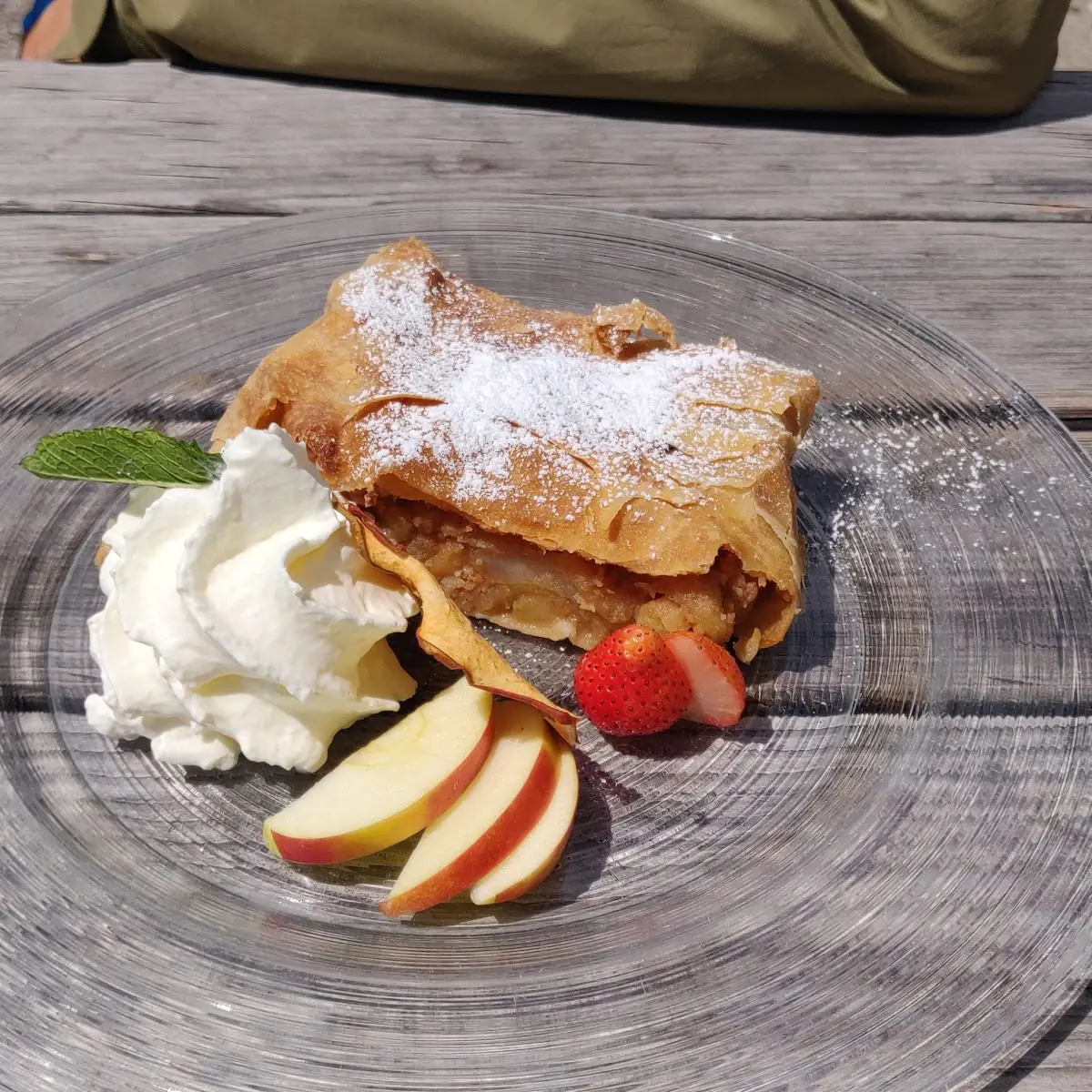 Apfelstrudel Mit Sahne