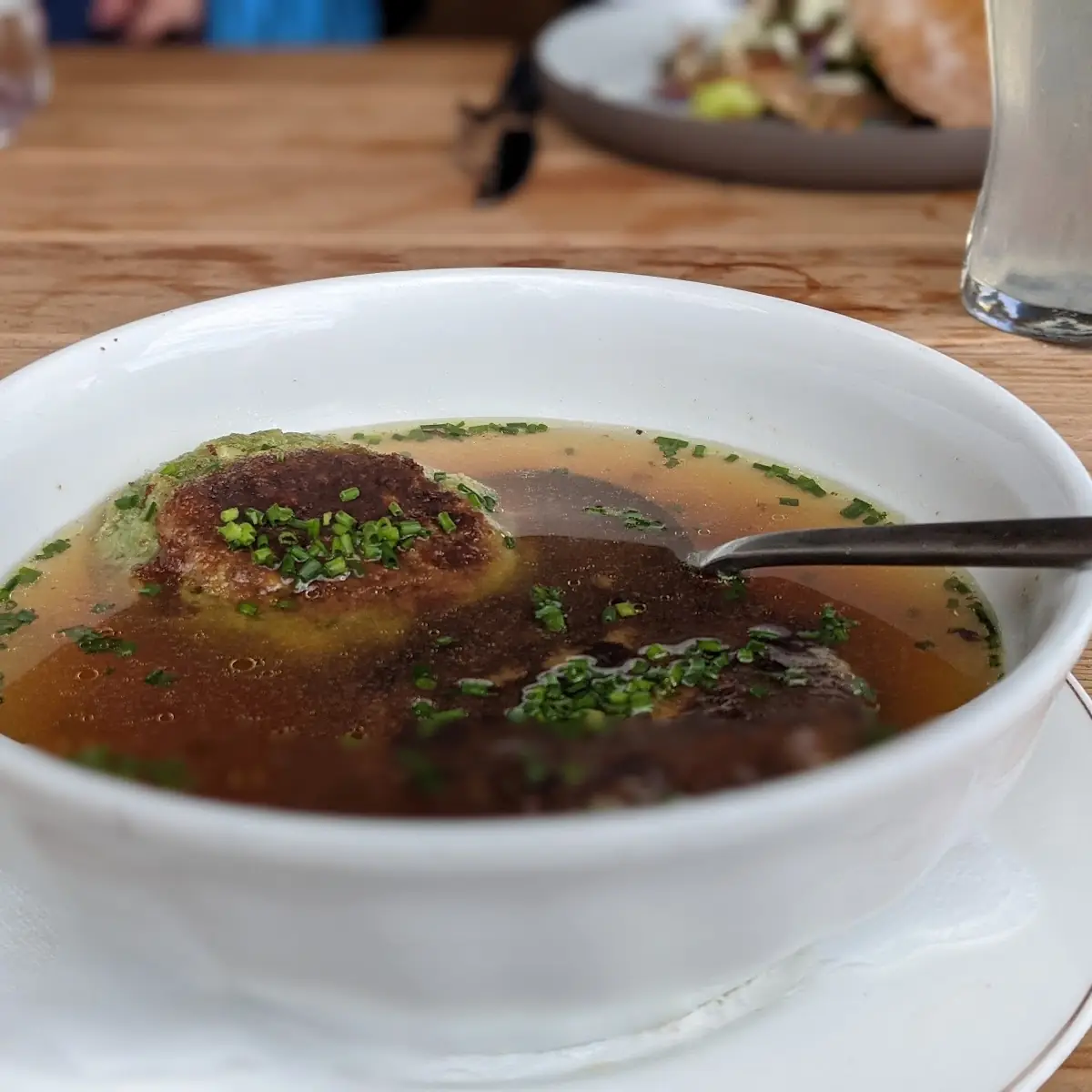 Kräftige Almochsensuppe