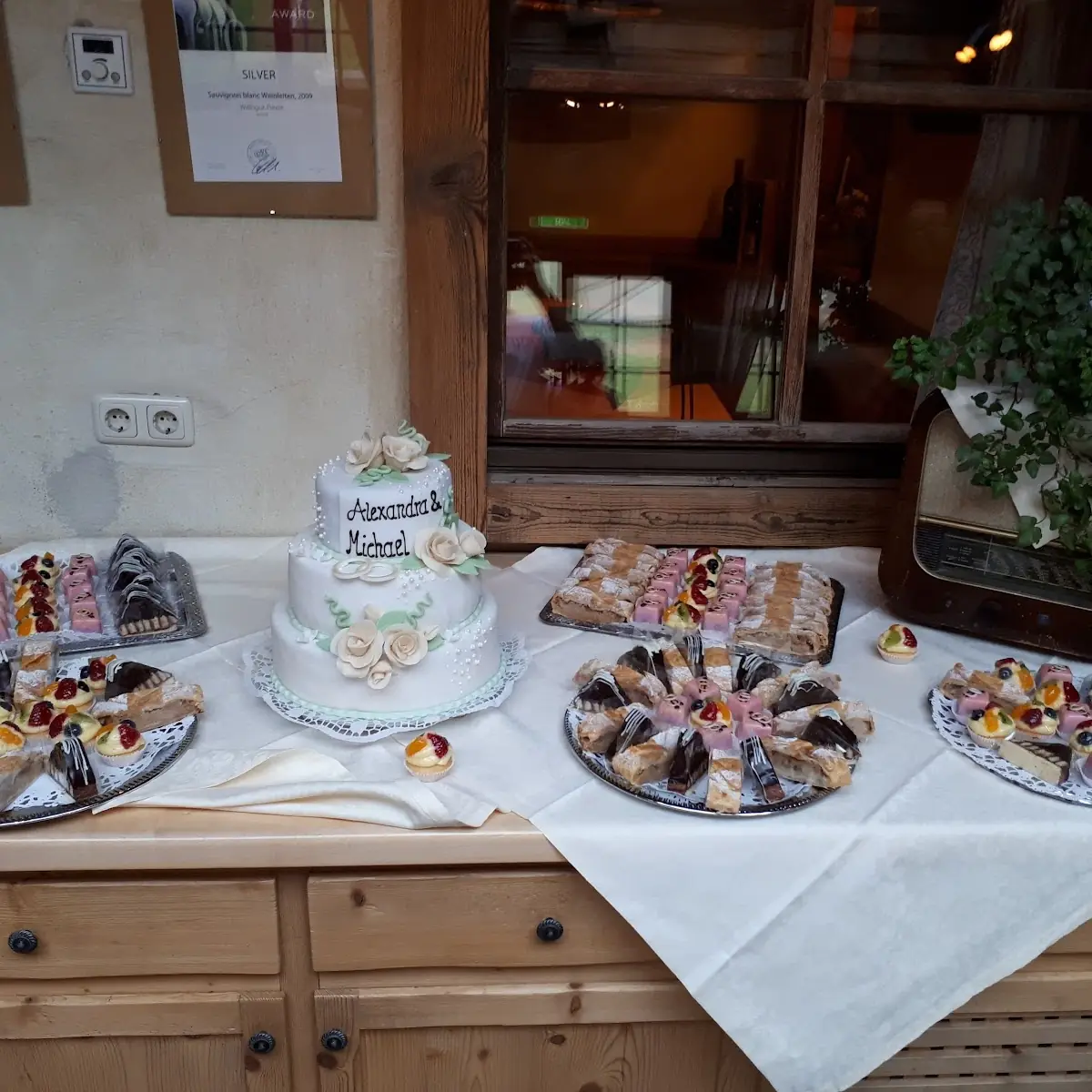 Hochzeitstorte Mit Nachspeisenbuffet