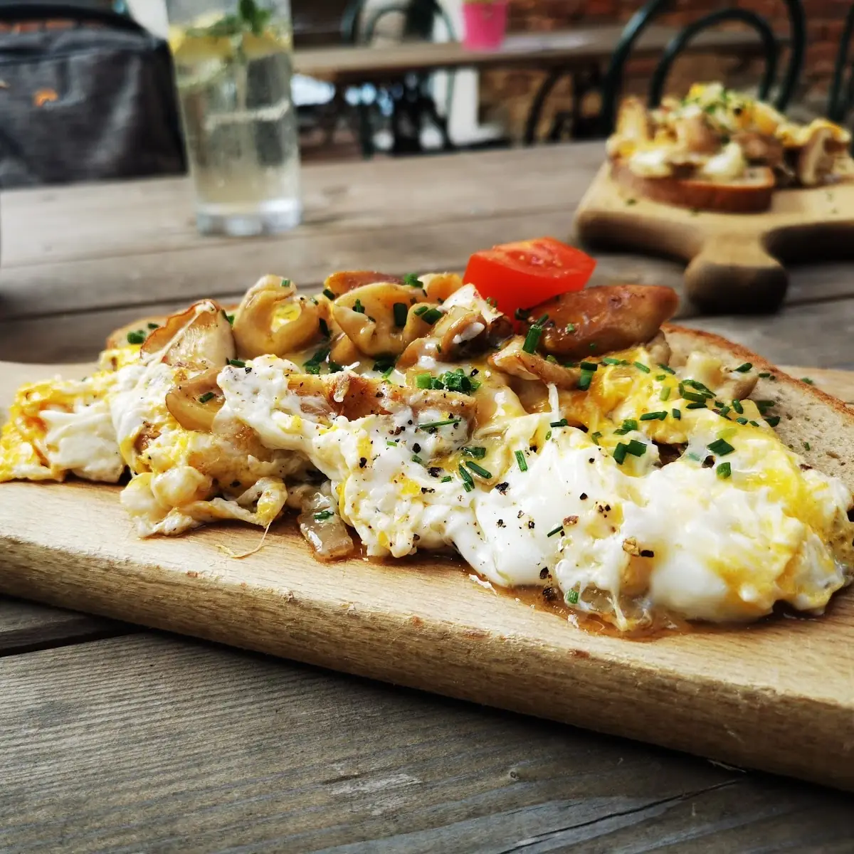 Brot Mit Ei Und Frischen Zwiebeln Und Pilzen