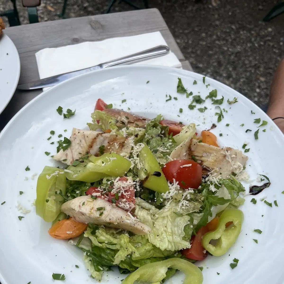 Geräucherte Forelle Auf Blattsalat