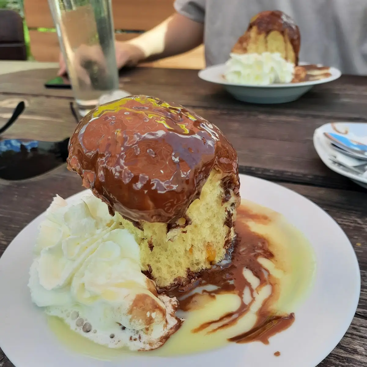 Wuchtel Mit Vanille Schoko Sauce