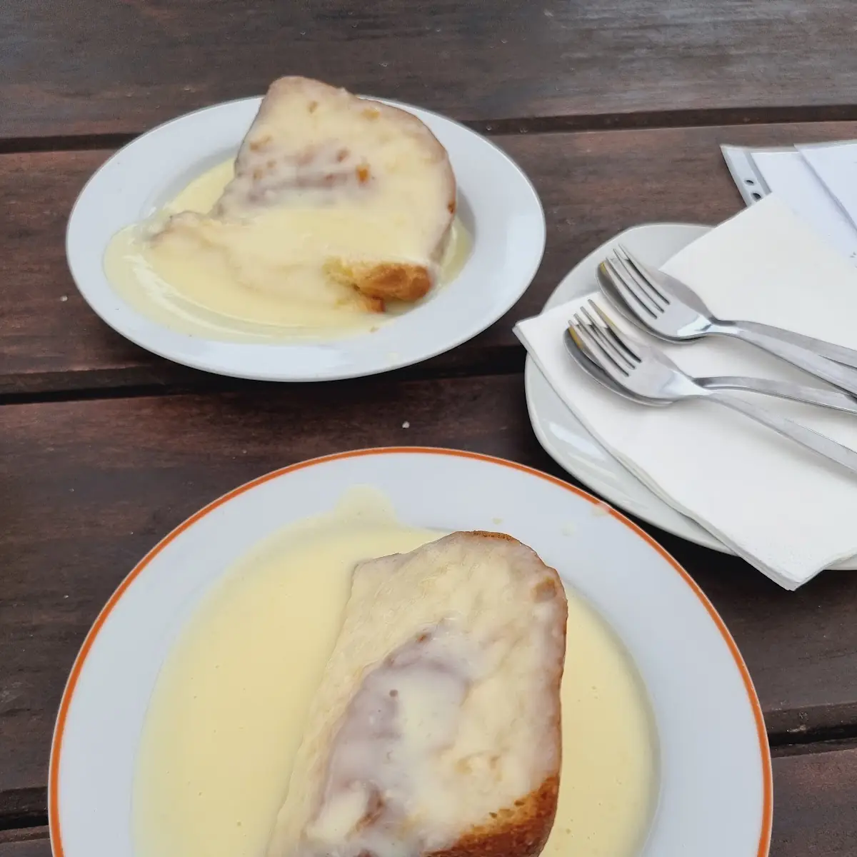 Wuchtel Mit Vanillesauce