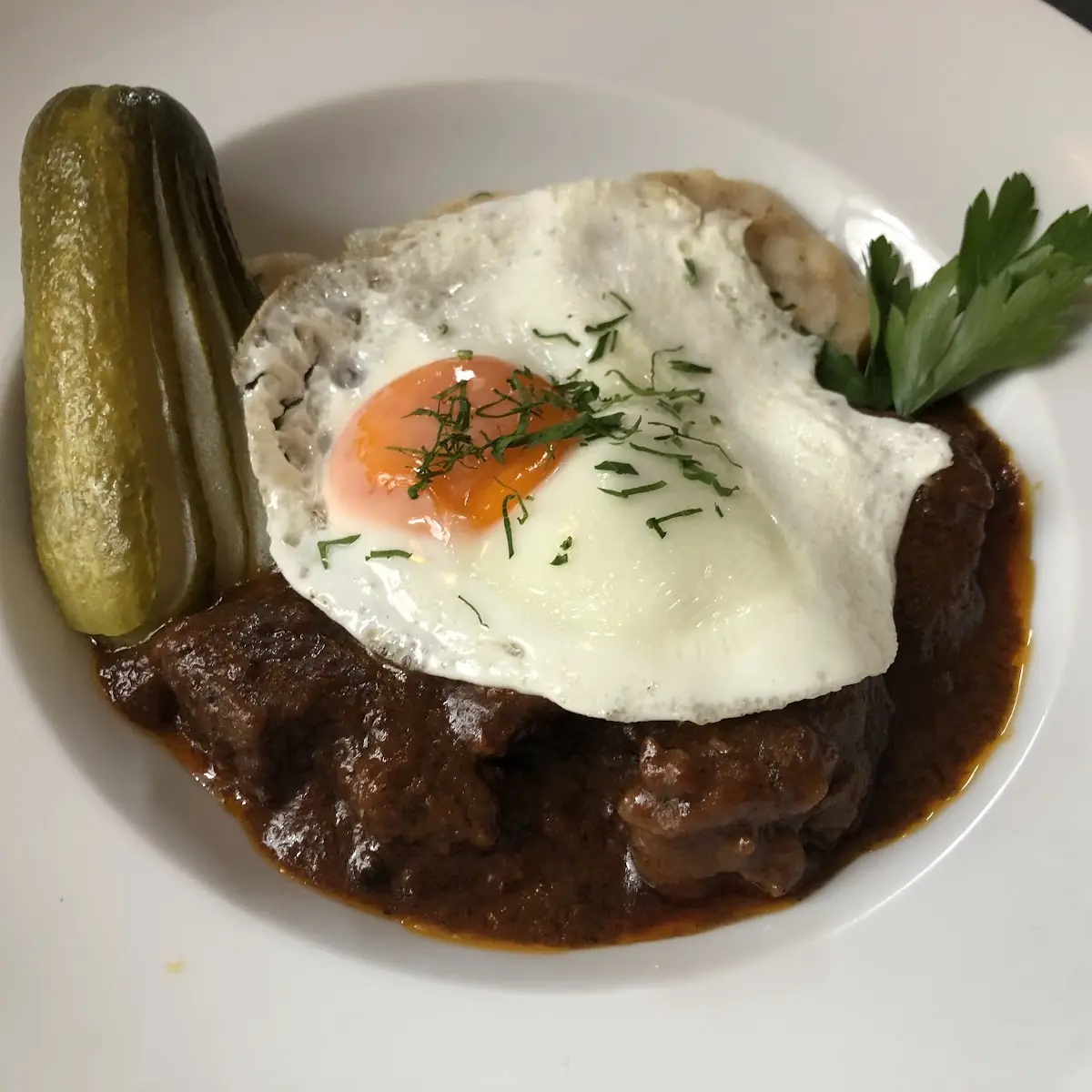 Rindergulasch Mit Spiegelei