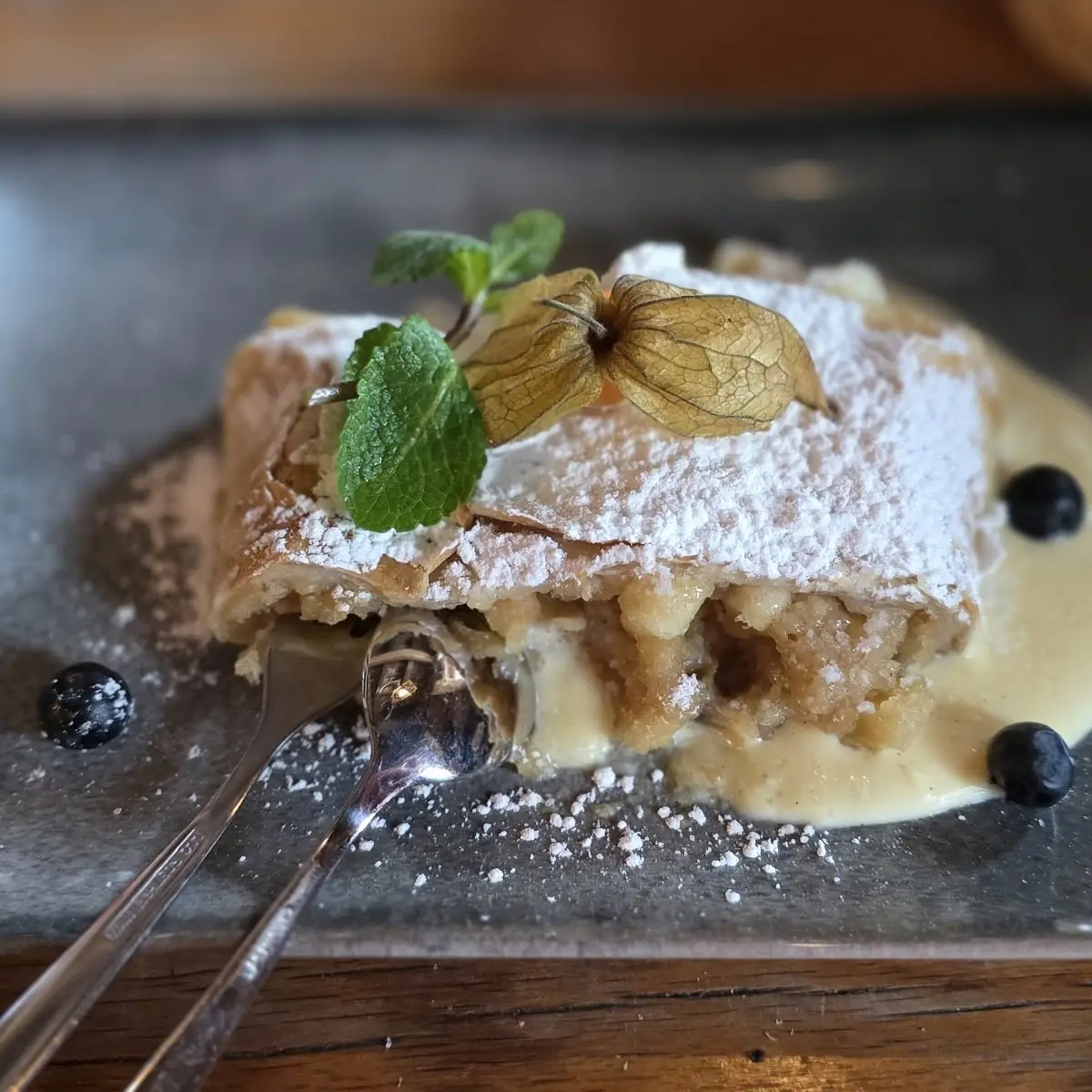 Apfelstrudel Mit Vanilla Cream