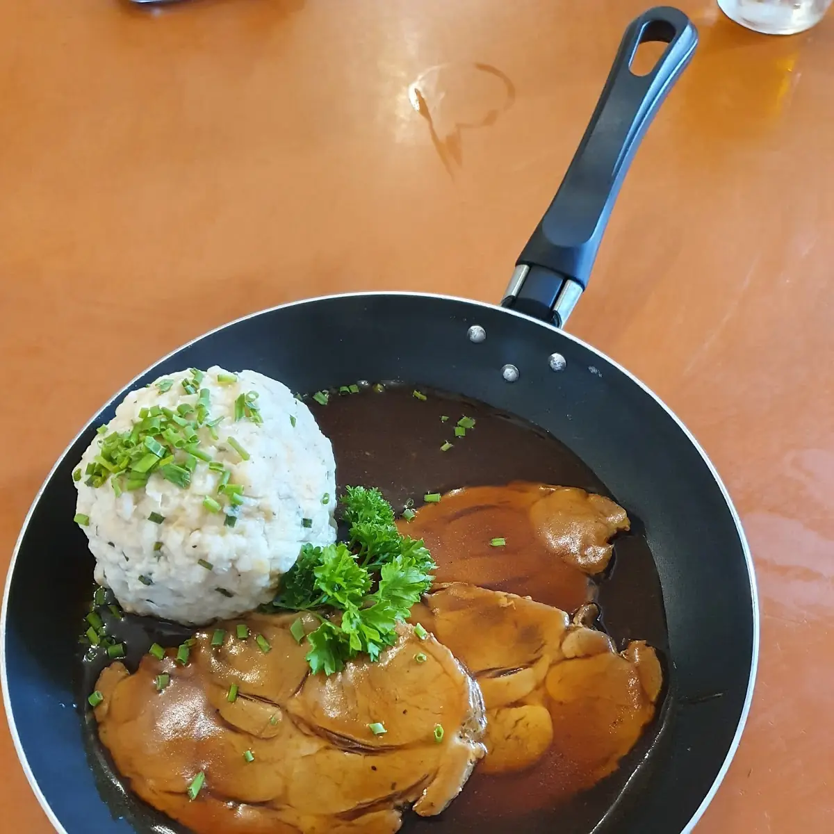 Schweinebraten Mit Knödel