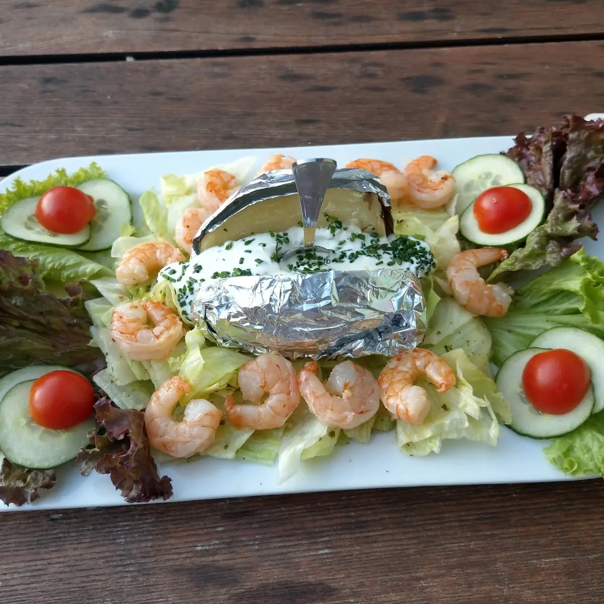 Shrimps Auf Grünem Salat Und Folienkartoffel