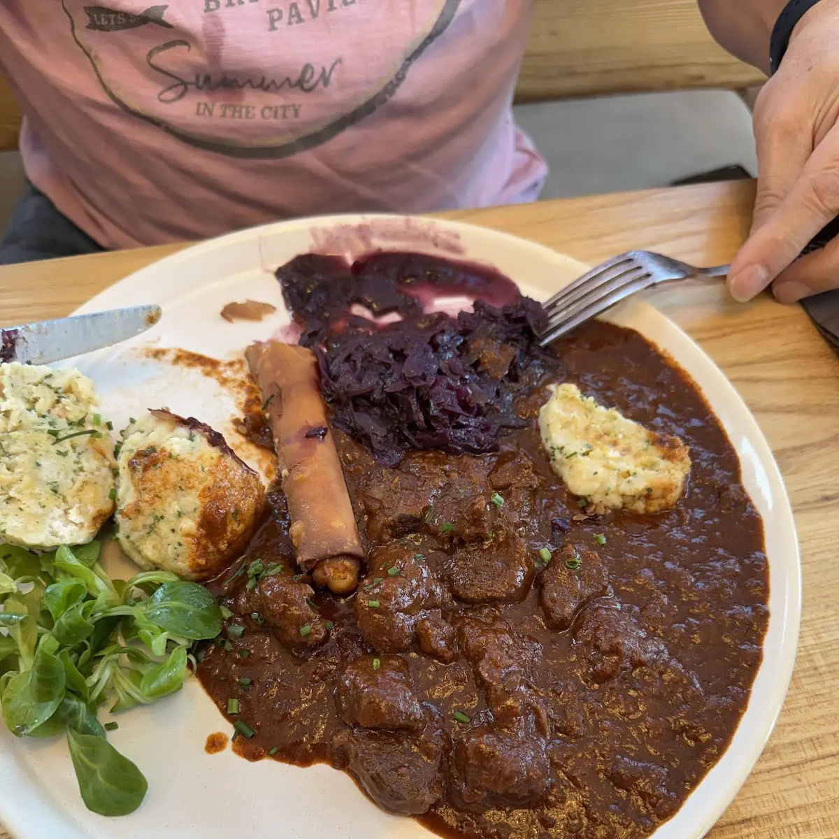 Gamsgulasch Rehcordonbleu Und Hirschbraten Mit Semmelknöden Und Blaukraut