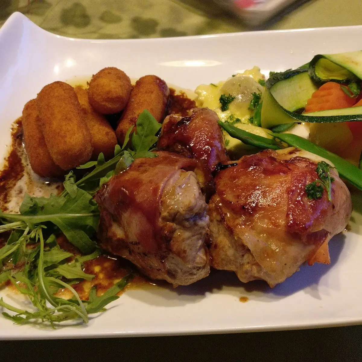 Schweinefilets Mit Kroketten Und Gemüse