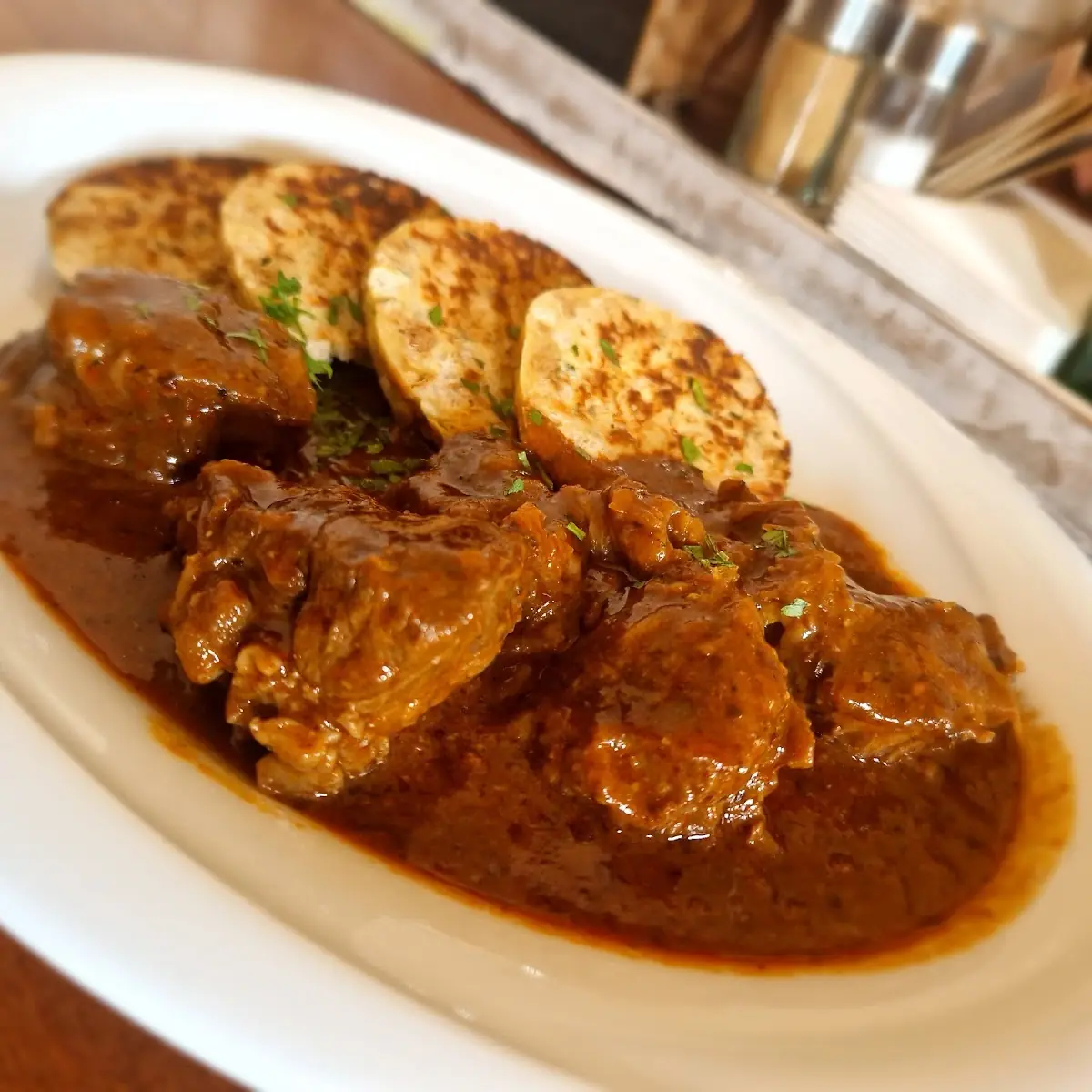 Rindsgulasch Mit Serviettenknödel