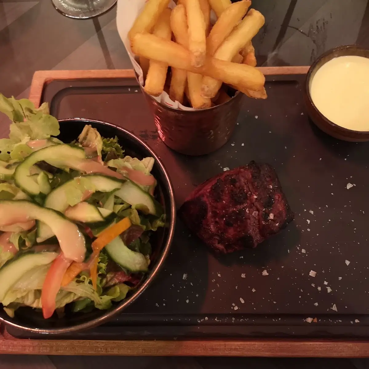 Gentlemen Filet Steak 220g With Home Fries Und Salad